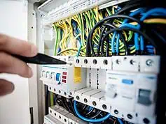 Szkolenia dla elektryków – klucz do profesjonalizmu i bezpieczeństwa w pracy