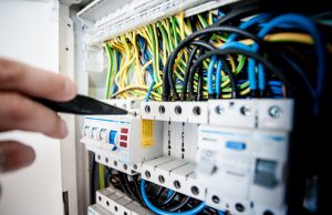 Szkolenia dla elektryków – klucz do profesjonalizmu i bezpieczeństwa w pracy