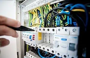 Szkolenia dla elektryków – klucz do profesjonalizmu i bezpieczeństwa w pracy