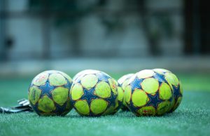 Jak poprawna rotacja pozycji wpływa na płynność akcji i utrzymanie kontroli nad meczem piłki nożnej?